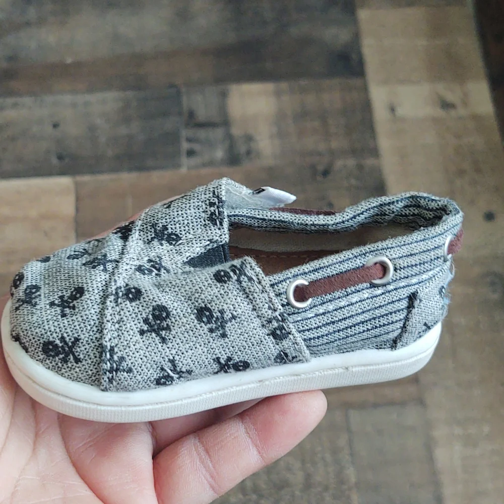 Toms Bimini Chambray Skulls Gray sz 4 Toddler